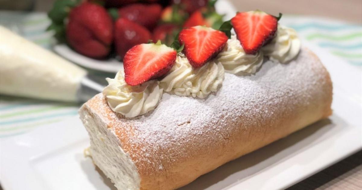 Brazo de gitano con nata y fresas | Postres Fáciles y Ricos